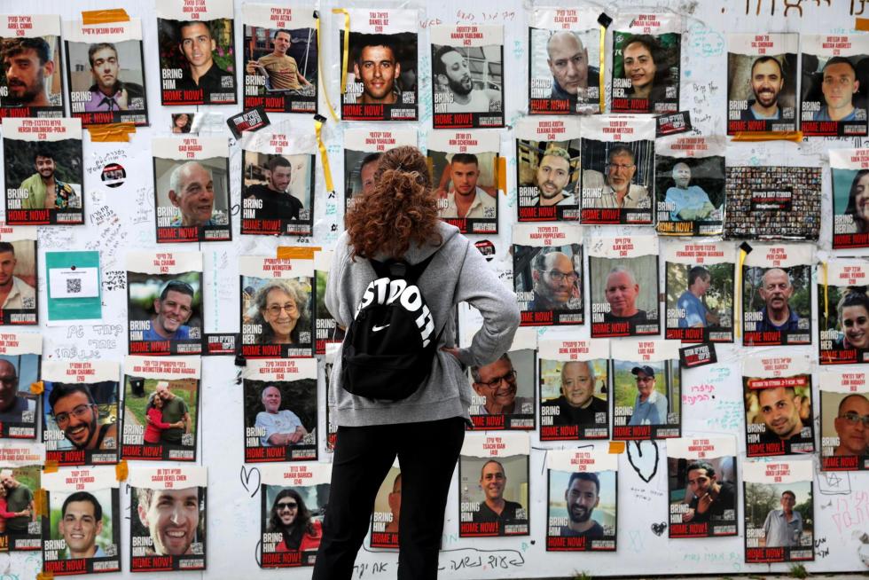 Fotos de rehenes retenidos por Hamás en Gaza, en la Plaza de los Rehenes junto a la base militar de Kirya, en Tel Aviv, Israel.