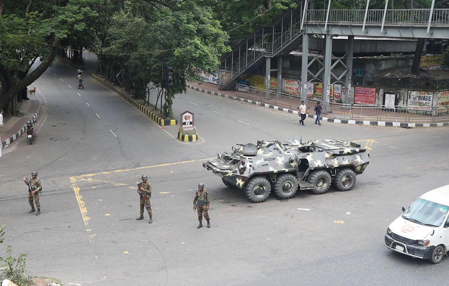 Soldados hacen guardia por las calles de Bangladés.