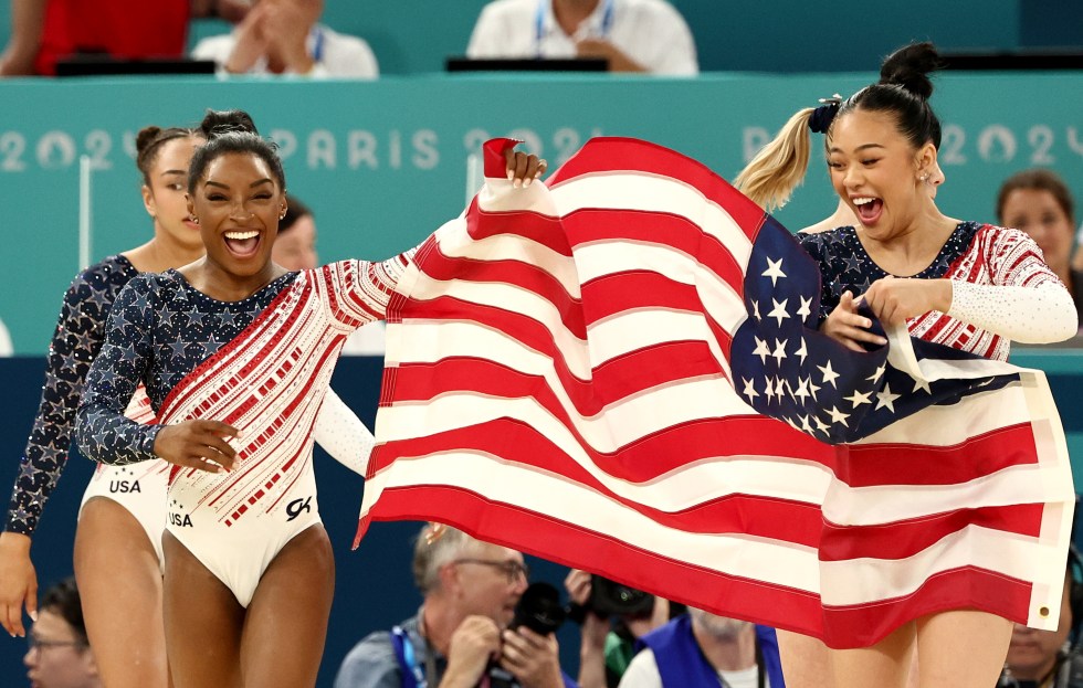 La gimnasta estadounidense Simone Biles (i) celebra tras ganar el oro en la final de gimnasia artística en equipos femenino, parte de los Juegos Olímpicos de París 2024 este martes, en el Bercy Arena de la capital francesa. EFE/ Anna Szilagyi