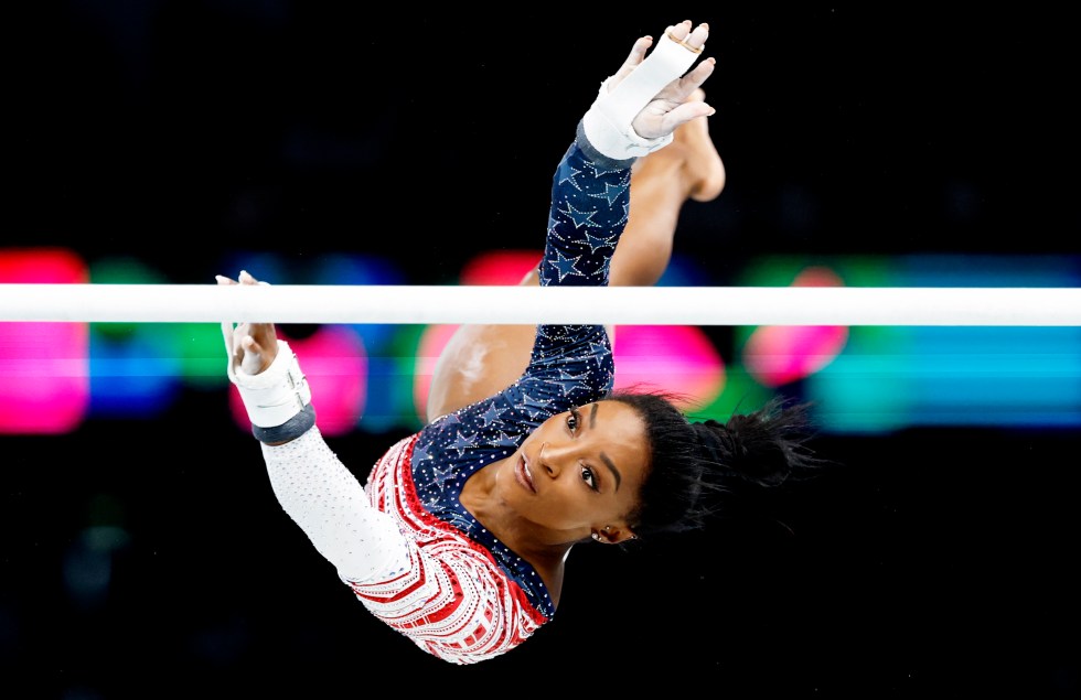 La gimnasta estadounidense Simone Biles en la prueba de barras asimétricas durante la final de gimnasia artística en equipos femenino, parte de los Juegos Olímpicos de París 2024 este martes, en el Bercy Arena de la capital francesa. EFE/ Caroline Brehman