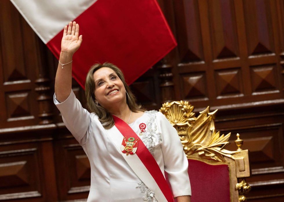 La presidenta peruana, Dina Boluarte, habla ante el Congreso este domingo, en Lima (Perú). EFE/Cristóbal Bouroncle/Pool