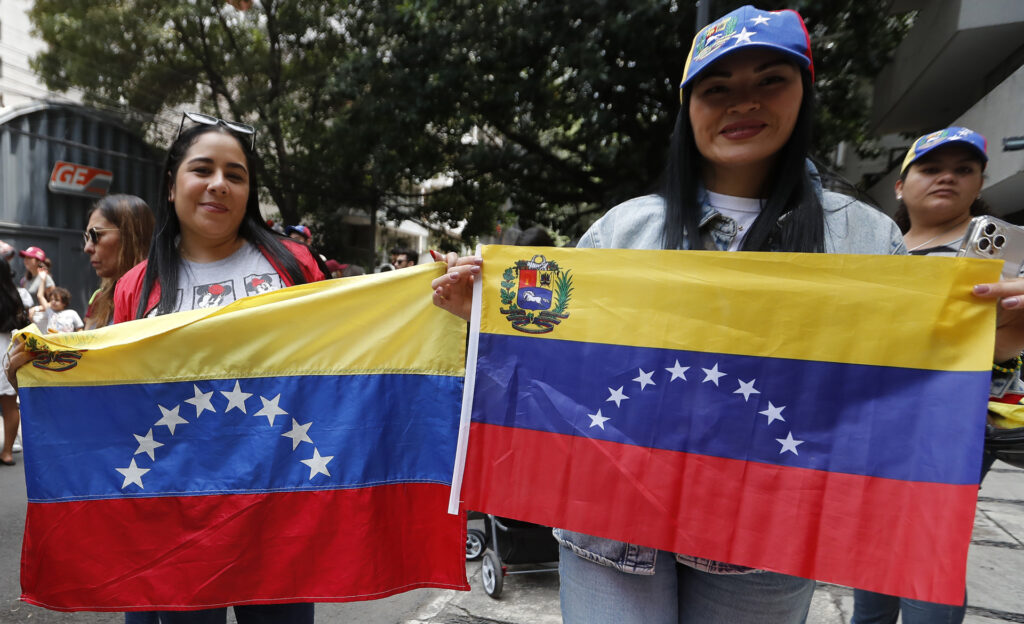 Cientos de venezolanos en México acuden a votar en su embajada en CDMX - cientos-de-venezolanos-en-mexico-votaron-en-su-embajada-1024x624