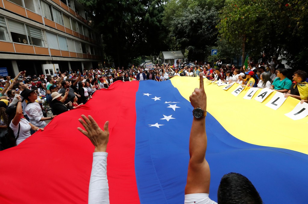 Cientos de venezolanos en México acuden a votar en su embajada en CDMX - cientos-de-venezolanos-en-mexico-votaron-en-su-embajada-3-1024x679