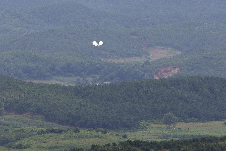 Imagen tomada desde un observatorio en la ciudad fronteriza surcoreana de Paju, que muestra un globo con basura volando desde la ciudad fronteriza norcoreana de Kaepung