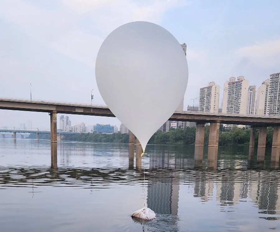 Uno de los globos con desechos llegados a Corea del Sur desde el Norte, el pasado mes de junio