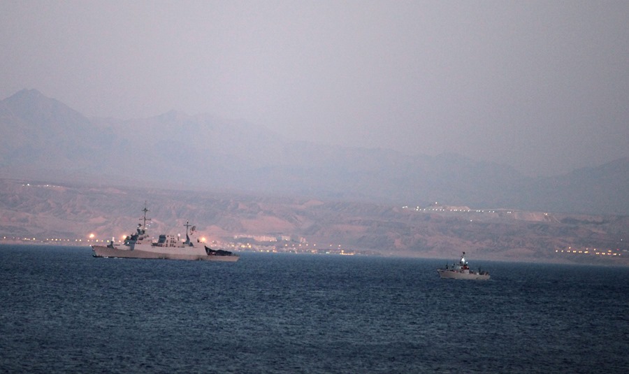 Un barco de la Armada israelí (i) navega las aguas del Mar Rojo patrulla cerca de Eliat (Israel)