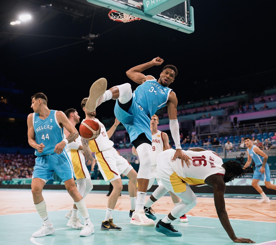 El griego Giannis Antetokounmpo y el español Usman Garuba, durante el partido de hoy.