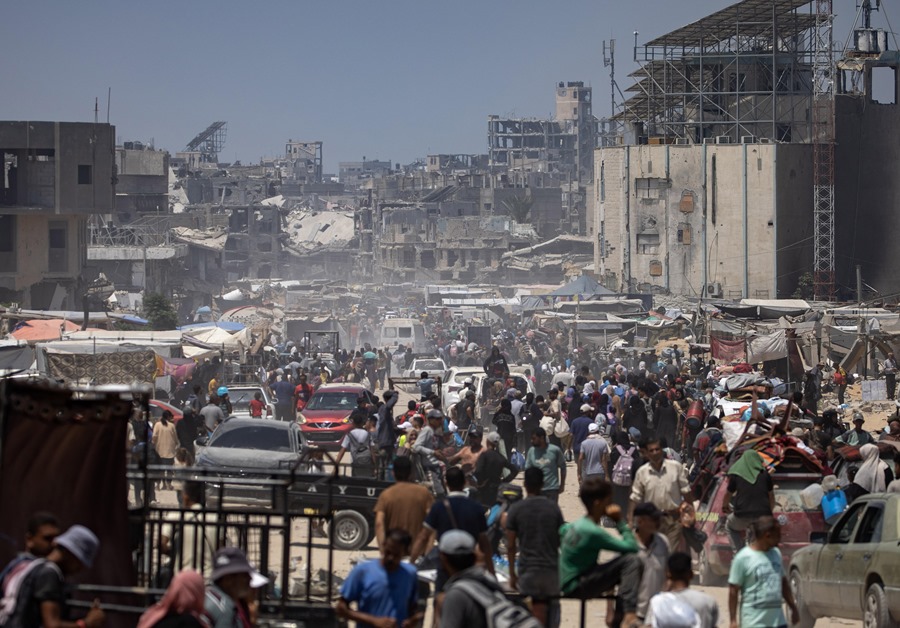 Huida de palestinos de Jan Yunis, en el sur de la Franja de Gaza, tras la orden de evacuación del ejército israelí