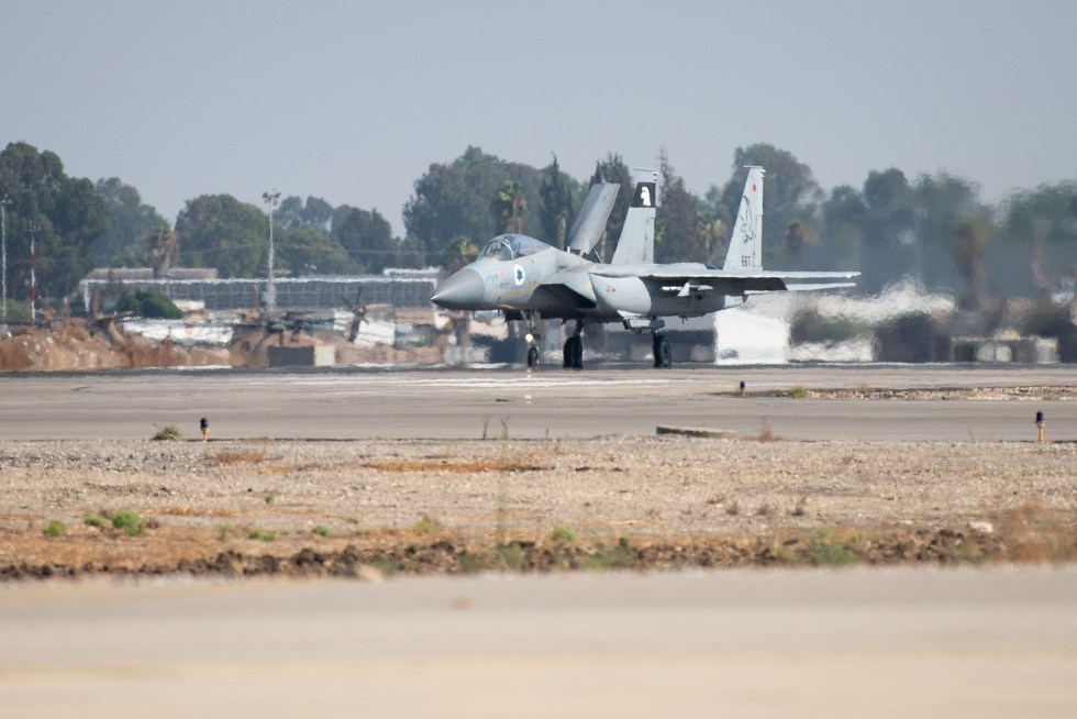 El ataque de la Fuerza Aérea israelí contra el puerto yemení de Hodedida este sábado buscó impedir la importación de armas desde Irán para los rebeldes hutíes.