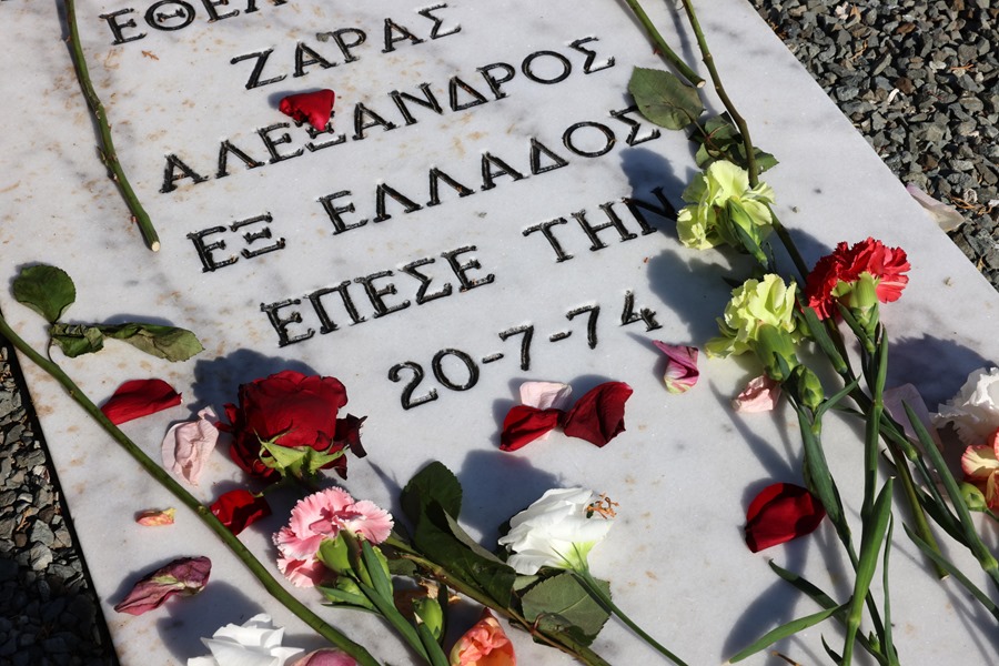 Conmemoración en el cementerio militar de Tymvos Makedonitissa, por los soldados que perdieron la vida luchando contra la invasión turca de Chipre en 1974, en Nicosia, Chipre.