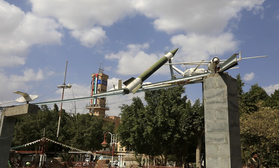 Simulacros de drones y misiles expuestos en una plaza en Saná