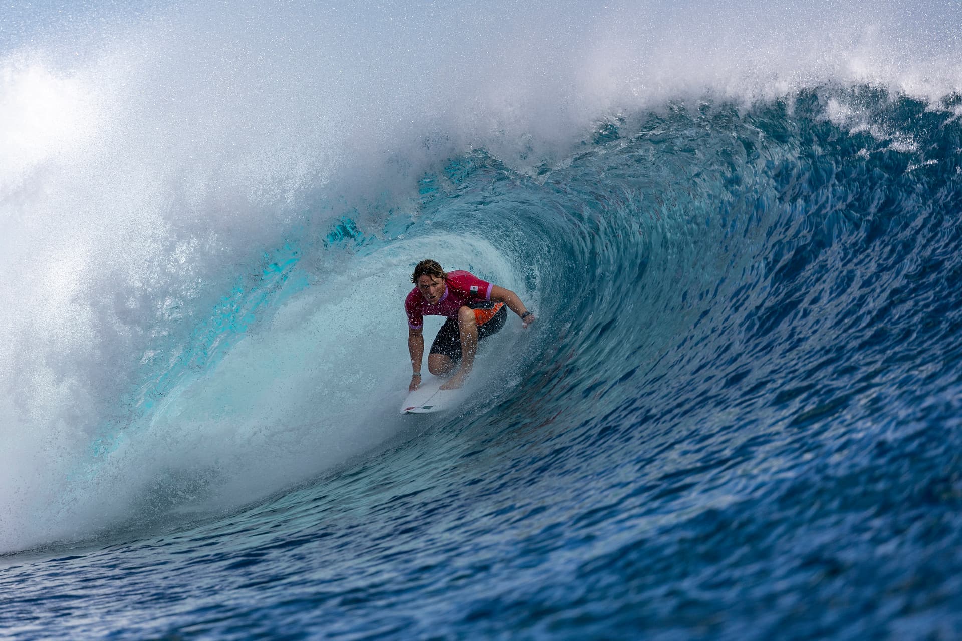 El mexicano Alan Cleland vence al español Andy Criere y se coloca en la ronda 3 del Surf Masculino de Paris 2024.