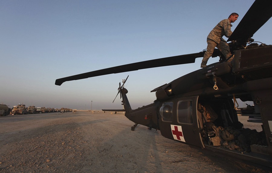 Un soldado de la Guardia Nacional de EEUU se prepara para despegar en un helicóptero en la base Camp Adder, en Al Nasiriya (Irak)