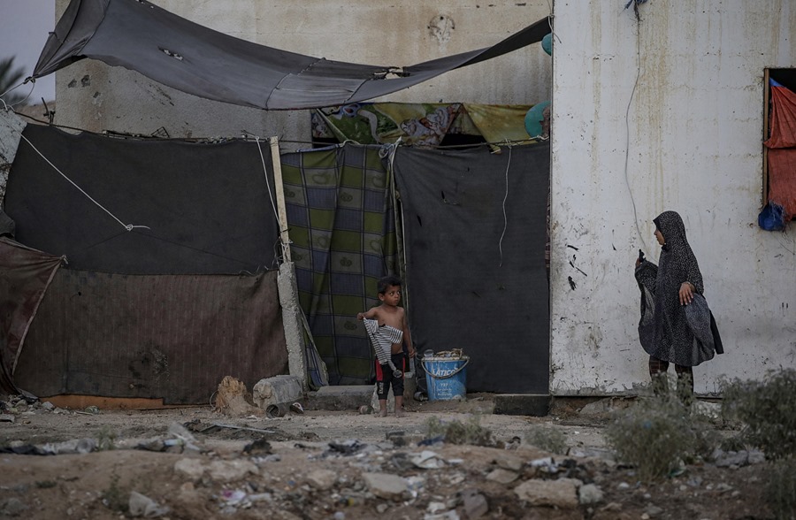 Niños palestinos en un refugio improvisado en la carretera Salah Al Din, cerca de Jan Yunis, en sur de la Franja de Gaza