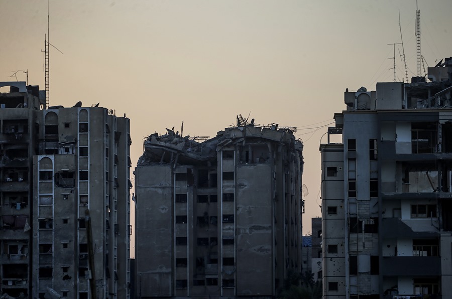 Vista de las torres de Ein Jalout, en Jan Yunis, destruidas en un ataque aéreo israelí