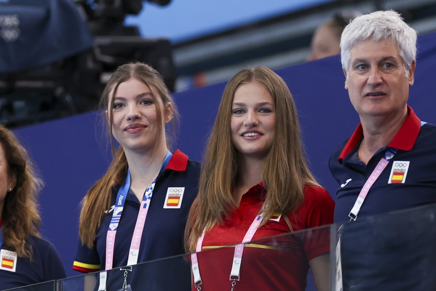 La princesa de Asturias, Leonor (2d) y su hermana, la infanta Sofía, espectadoras en el partido de waterpolo masculino España y Australia disputado este domingo en el Centro Acuático