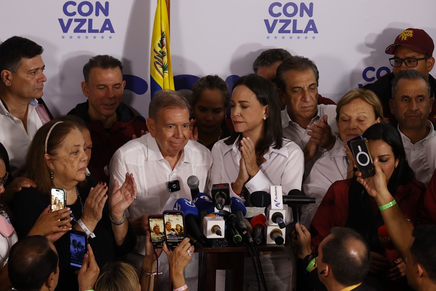 El candidato a la presidencia de Venezuela, Edmudo González Urrutia (c-i), y la líder opositora venezolana, María Corina Machado (c-d), en una comparecencia tras conocer los resultados de las elecciones presidenciales este lunes, en Caracas