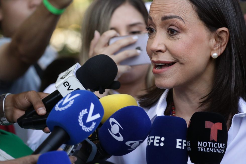 La líder de la oposición Venezolana, María Corina Machado, ofrece declaraciones luego de votar este domingo, en un centro de votación en Caracas (Venezuela). EFE/ Ronald Peña R.