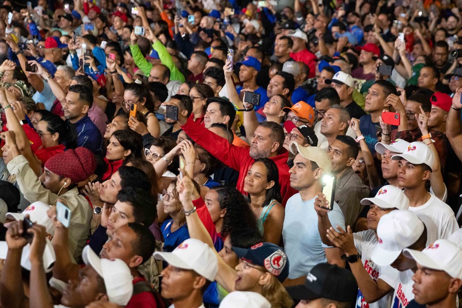 Seguidores del presidente de Venezuela, Nicolás Maduro, celebran los resultados de las elecciones presidenciales este lunes, en Caracas