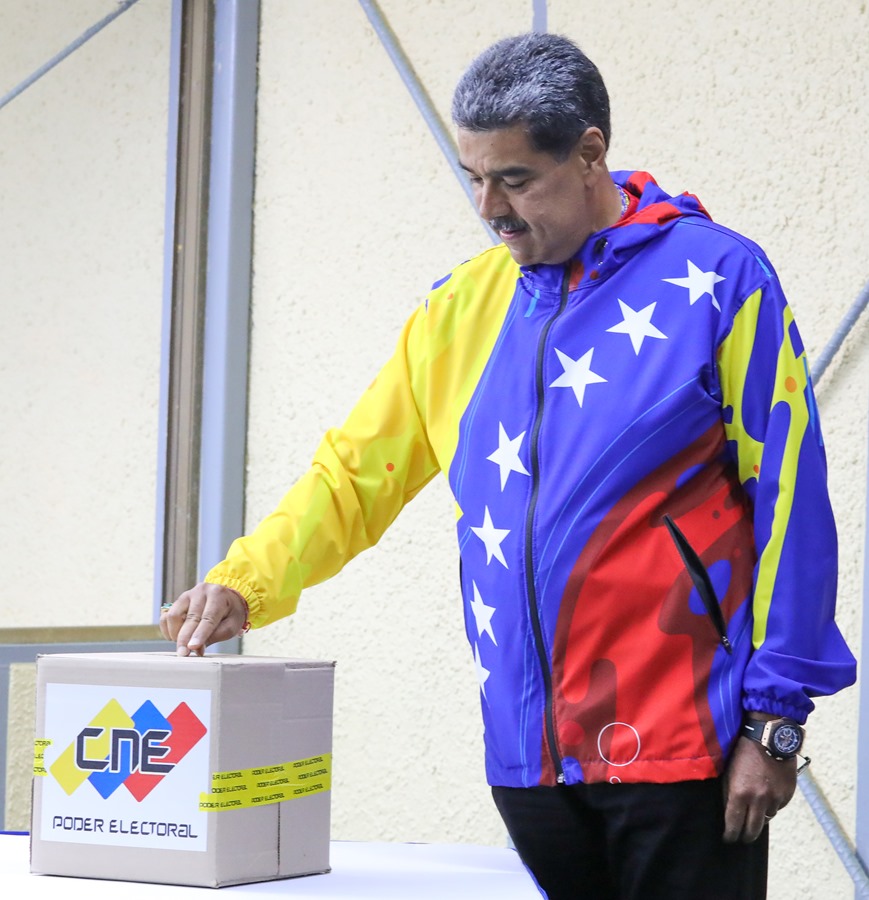 Fotografía cedida por Prensa Miraflores del presidente de Venezuela, Nicolás Maduro, ejerciendo el voto durante las elecciones presidenciales, este domingo, en Caracas