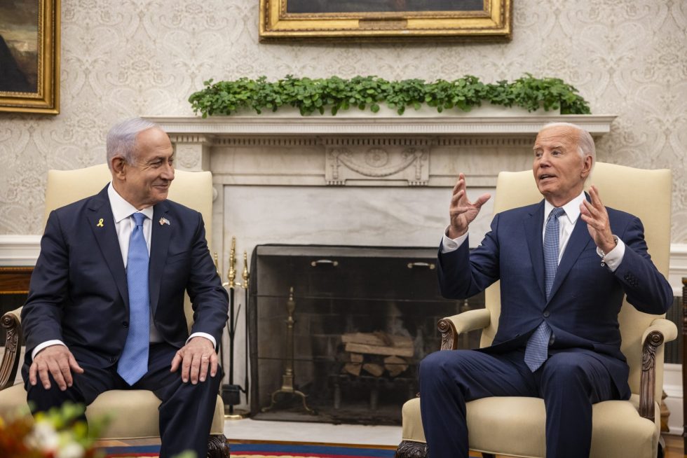 El primer ministro de Israel, Benjamín Netanyahu (i), habla con el presidente de EE.UU., Joe Biden (d), este 25 de julio de 2024, en la Casa Blanca, en Washington. EFE/Samuel Corum/Pool