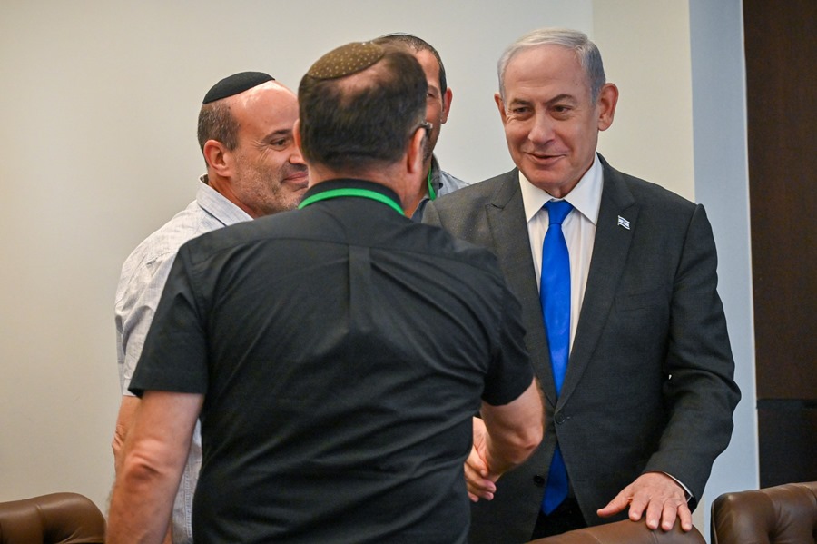 El primer ministro de Israel, Benjamín Netanyahu (d) durante una reunión con familiares de secuestrados y víctimas del ataque del 7 de octubre