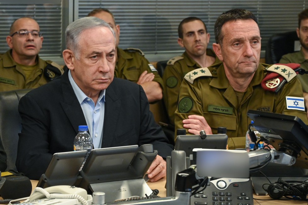 El primer ministro israelí, Benjamín Netanyahu (izda), y el jefe del Estado Mayor, Herzi Halevi.