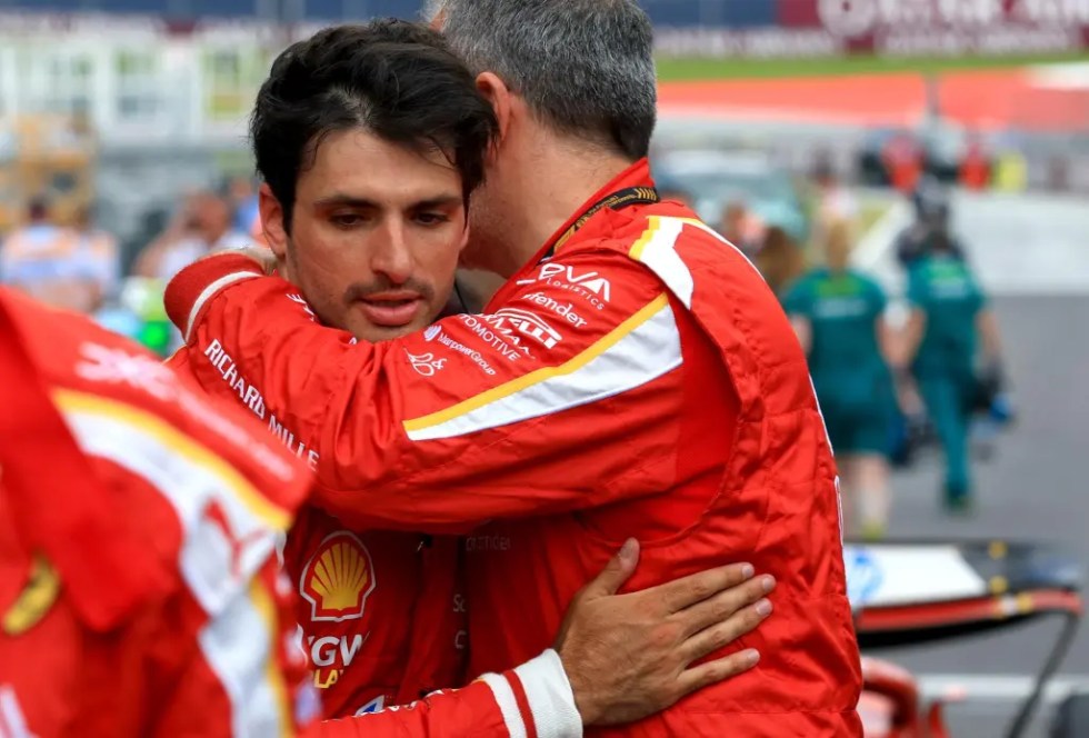 Spielberg (Austria), 30/06/2024.- El piloto de la Scuderia Ferrari Carlos Sainz Jr. de España es felicitado tras quedar tercero en el Gran Premio de Austria de Fórmula Uno, en Spielberg, Austria, el 30 de junio de 2024. (Fórmula Uno, España) EFE/EPA/MARTÍN DIVISEK