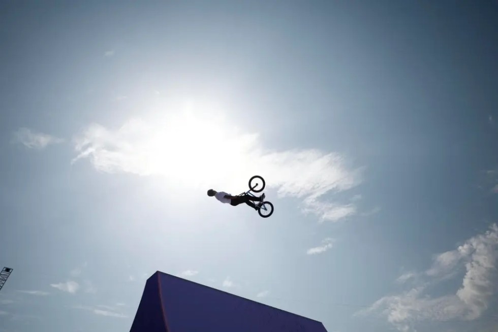 El argentino José Torres Gil compite en la final de Ciclismo BMX Freestyle en los Juegos Olímpicos de París 2024, en la Concorde en París, Francia.