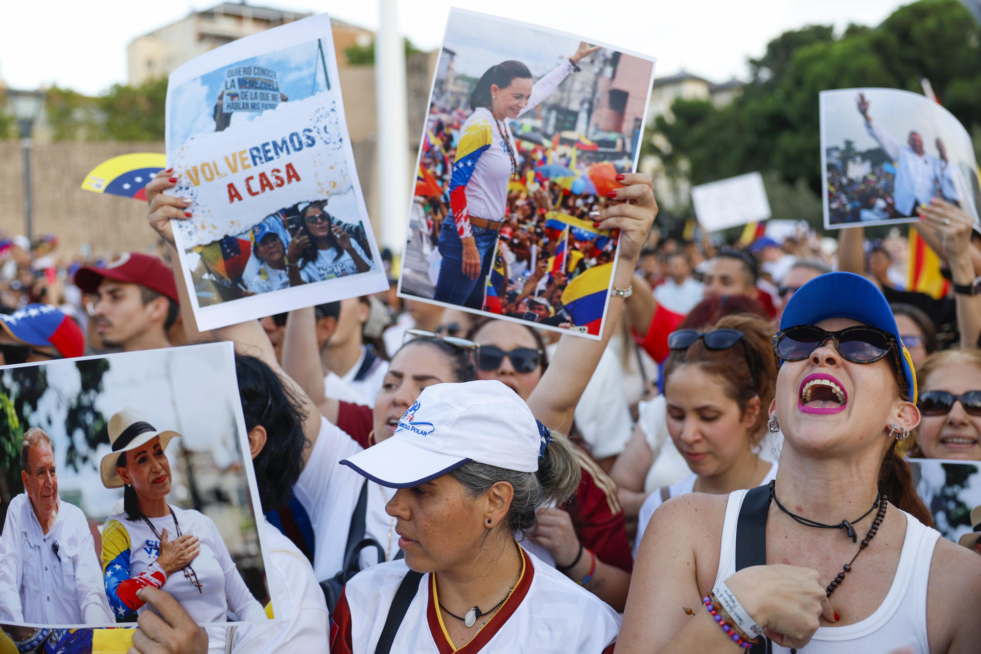 Concentración convocada bajo el lema 'Alcemos la voz por el cambio en Venezuela' con motivo de la celebración de las elecciones presidenciales venezolanas y en apoyo a Edmundo González y a María Corina Machado este domingo en la plaza de Colón, en Madrid. EFE/Mariscal