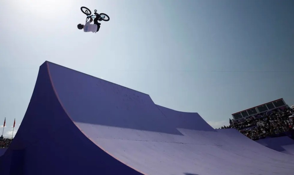 El argentino José Torres Gil compite en la final de Ciclismo BMX Freestyle en los Juegos Olímpicos de París 2024, en la Concorde en París, Francia.