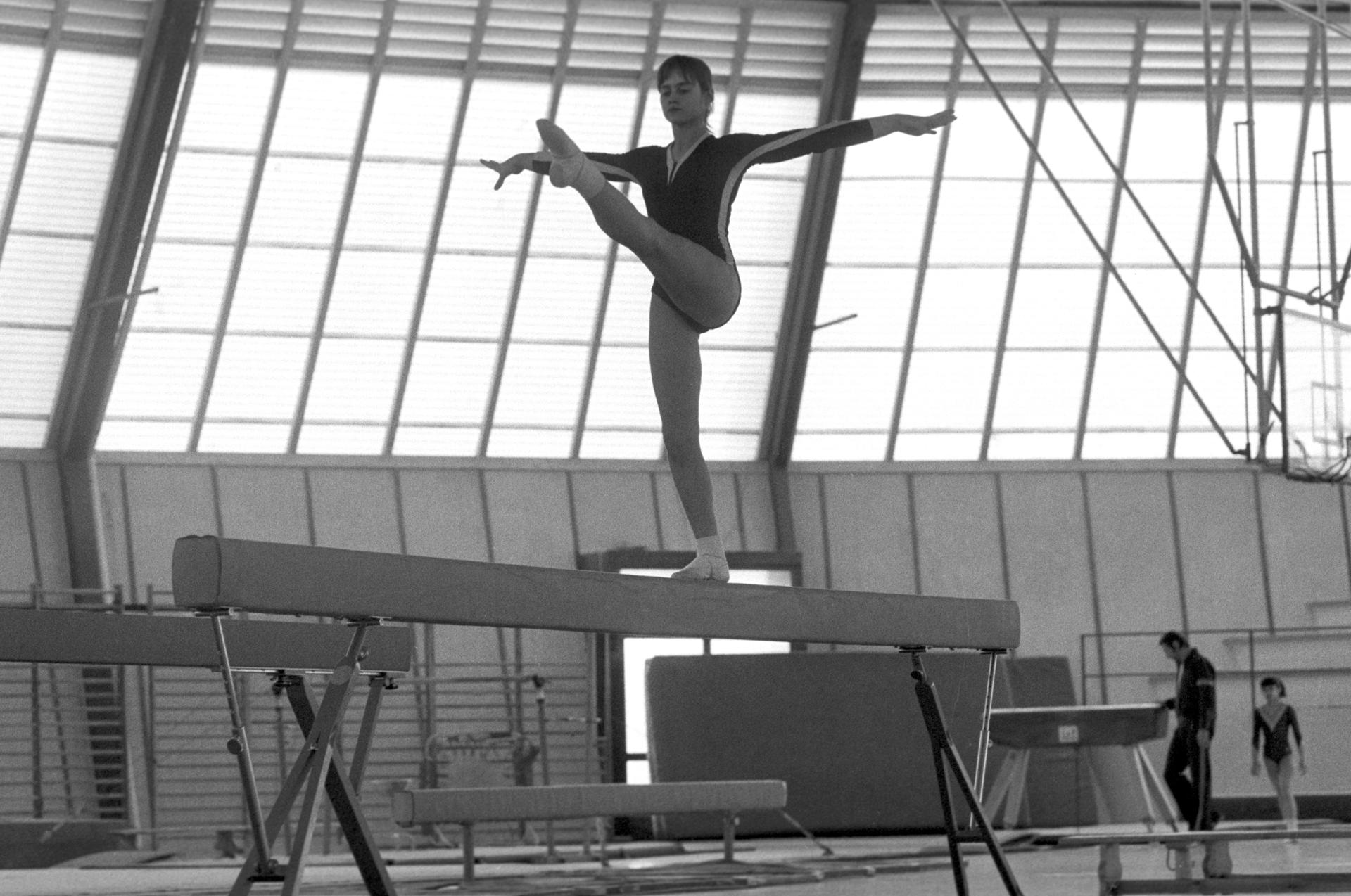 Madrid, 28-4-1977.- La gimnasta rumana Nadia Comaneci durante una sesión de entrenamiento en el Polideportivo de Aluche. Durante su estancia en España, el equipo rumano se enfrentará a las gimnastas españolas como entrenamiento de cara a los próximos campeonatos europeos. EFE