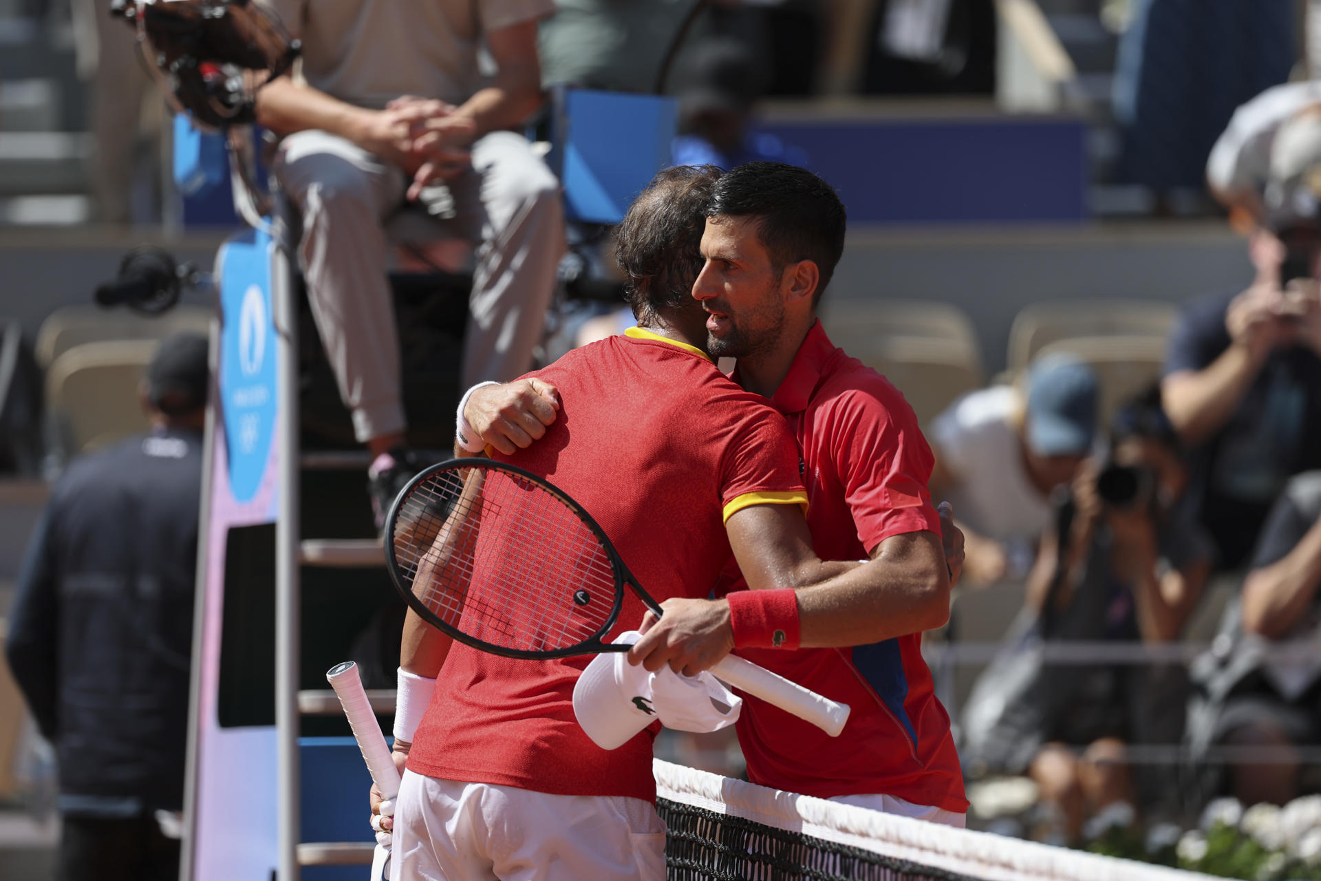 PARÍS, 29/07/2024.- El tenista español Rafa Nadal (i) se despide del serbio Novak Djokovic tras perder en su partido celebrado en el marco de los Juegos Olímpicos de París, este lunes. EFE/ Juanjo Martín