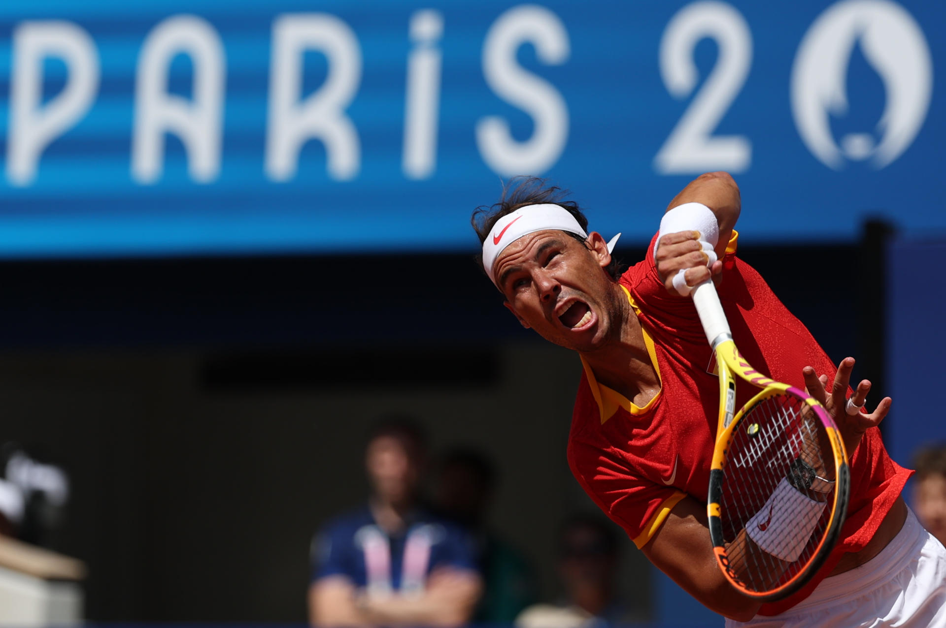 PARÍS, 29/07/2024.- El tenista español Rafa Nadal devuelve la bola al serbio Novak Djokovic durante el partido celebrado en el marco de los Juegos Olímpicos de París, este lunes. EFE/ Juanjo Martín