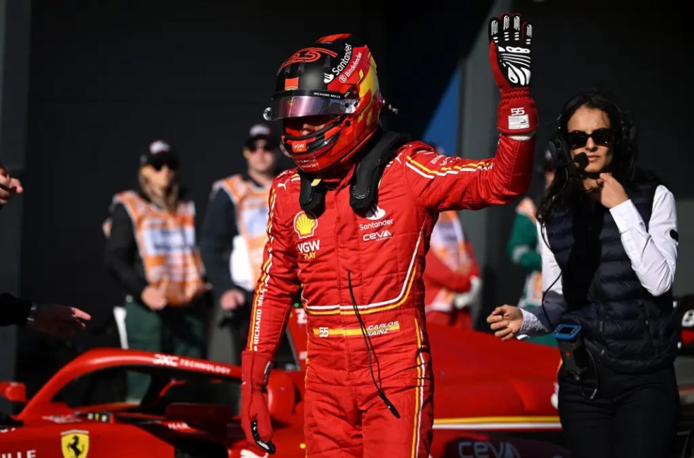 Melbourne (Australia), 23/03/2024.- Carlos Sainz de Ferrari reacciona tras la sesión de clasificación del Gran Premio de Australia 2024 en el circuito Albert Park de Melbourne, Australia, 23 de marzo de 2024. (Fórmula Uno) EFE/EPA/JOEL CARRETT AUSTRALIA Y NUEVA ZELANDA FUERA