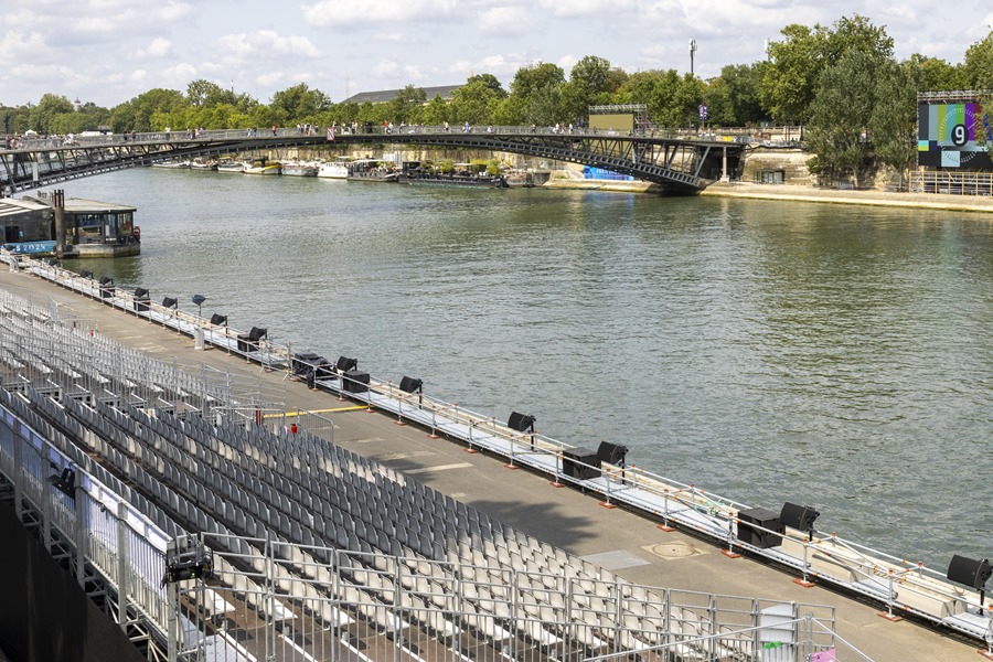 Tribunas a lo largo del río Sena, en París, para Juegos Olímpicos