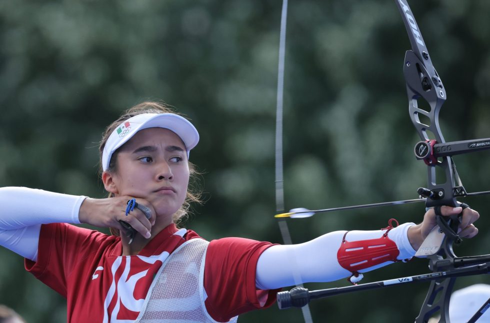 La deportista Ángela Ruiz, del equipo femenino de tiro con arco de México, participa en la prueba final, este 28 de julio de 2024, durante los Juegos Olímpicos de París 2024. EFE/Martin Divisek