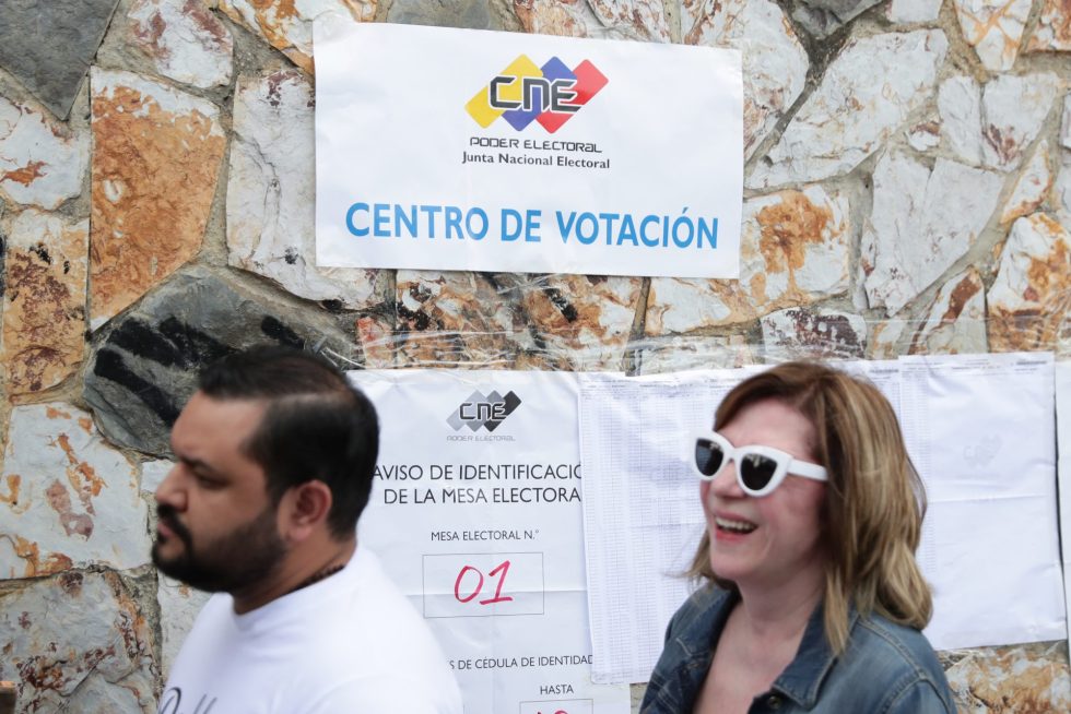 Personas esperan para votar este domingo, en un centro de votación para las elecciones a la Presidencia en Caracas (Venezuela). EFE/ Ronald Peña R.