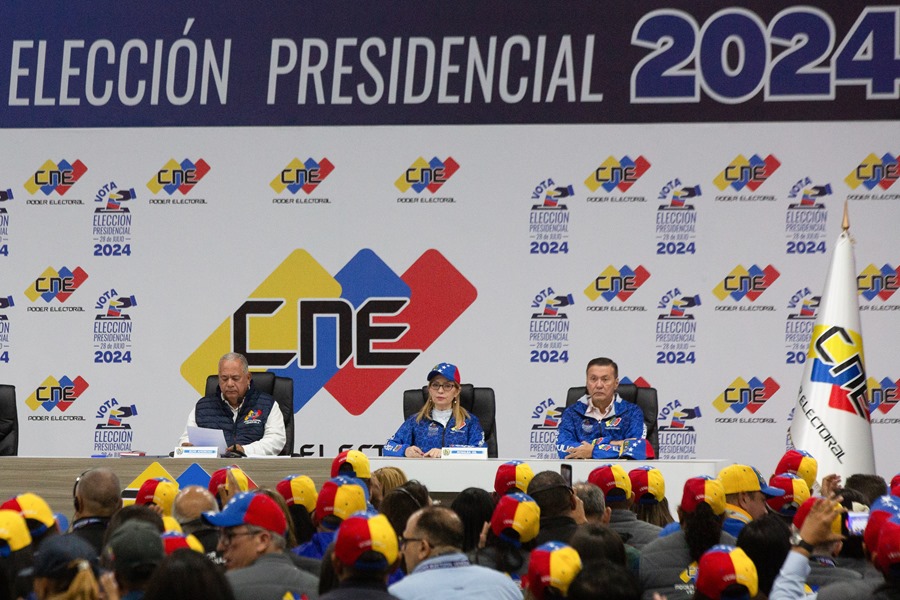 El presidente del Consejo Nacional Electoral (CNE) de Venezuela, Elvis Amoroso (i), al anunciar los resultados de las elecciones presidenciales celebradas del domingo