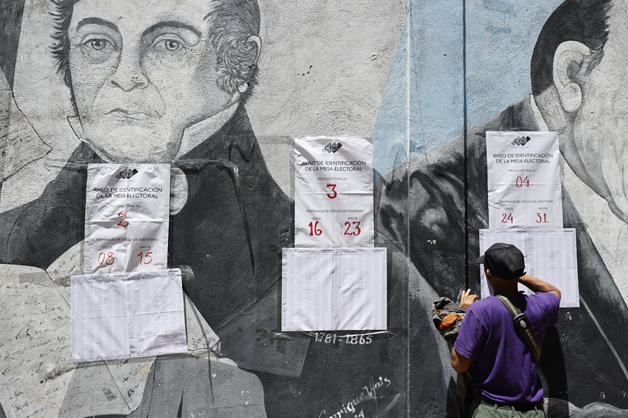 Un ciudadano venezolano buscaba su mesa de votación durante la jornada de elecciones presidenciales de Venezuela, en Caracas