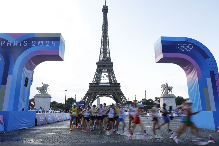 Los atletas compiten en la prueba de los 20km marcha masculinos de los Juegos Olímpicos de París 2024, este jueves, en la capital francesa