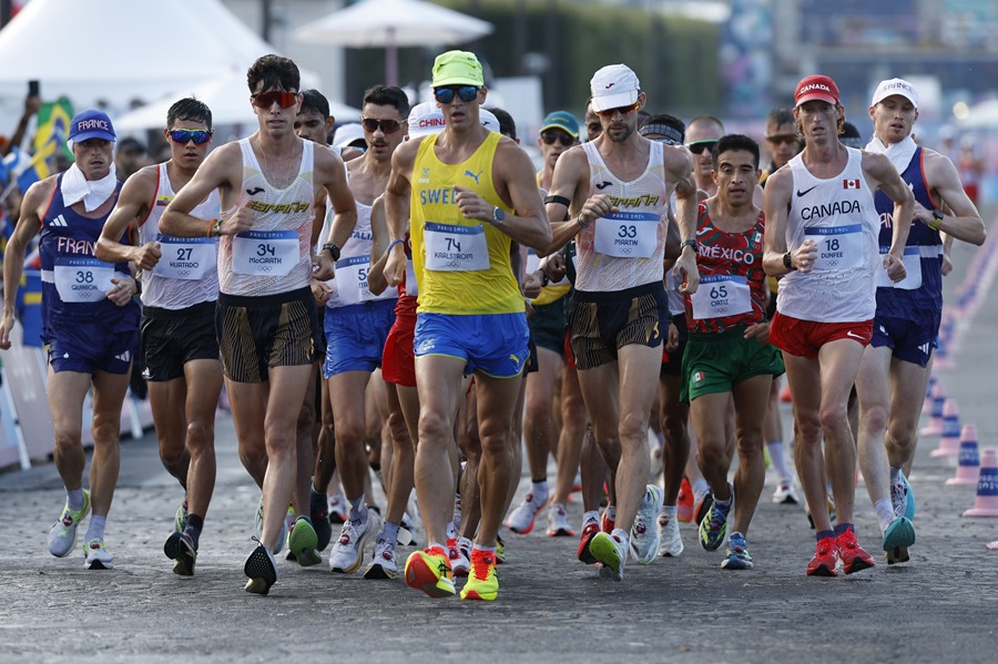 Corredores durante la prueba de 20 km marcha, hoy en París.