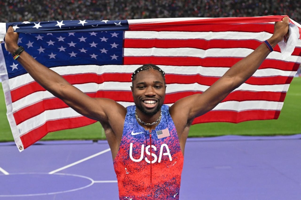 El estadounidense Noah Lyles ganó la medalla de oro en los 100 metros planos.