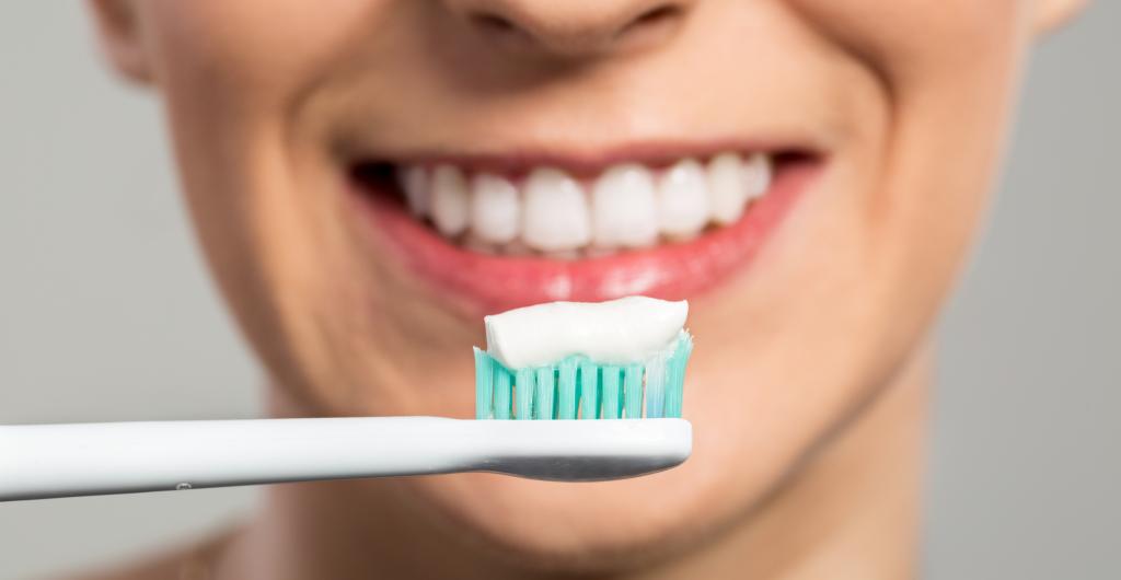 ¿Cuándo debería evitar cepillarse los dientes? Consejos de dentista para su higiene bucal