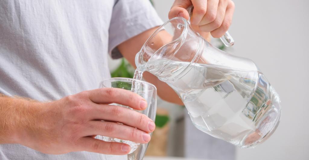 ¿Cuántos litros de agua debe tomar al día? Es diferente en el hombre y la mujer