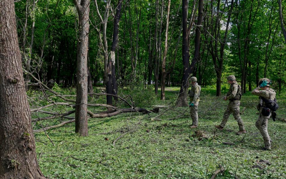 Expertos militares ucranianos investigan el lugar de un bombardeo en Kharkiv, Ucrania.