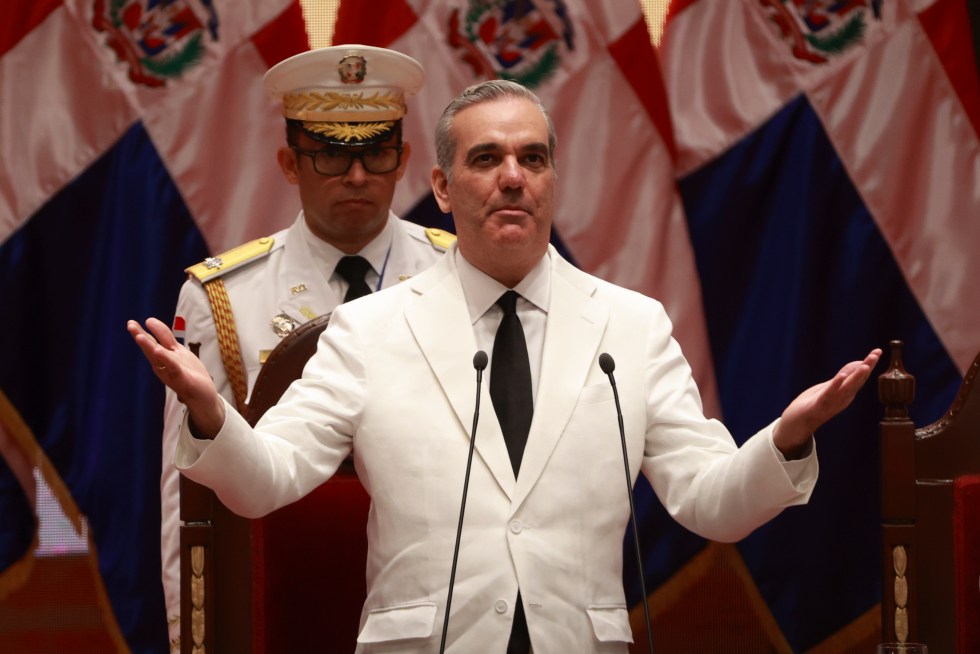 Luis Abinader ofrece un discurso en la ceremonia de investidura como presidente de República Dominicana este viernes, en el Teatro Nacional en Santo Domingo (República Dominicana). EFE/ Orlando Barría