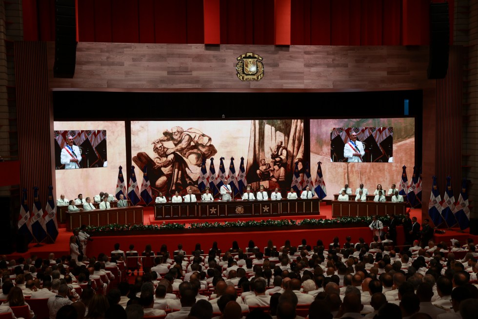 Luis Abinader ofrece un discurso en la ceremonia de investidura como presidente de República Dominicana este viernes, en el Teatro Nacional en Santo Domingo (República Dominicana). EFE/ Orlando Barría