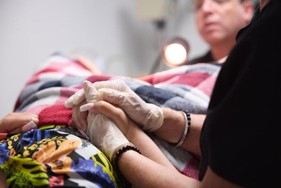 Vista de una mujer que accede a su derecho al aborto en una clínica de Phoenix, Arizona (EE.UU.), en una fotografía de archivo. EFE/Allison Dinner