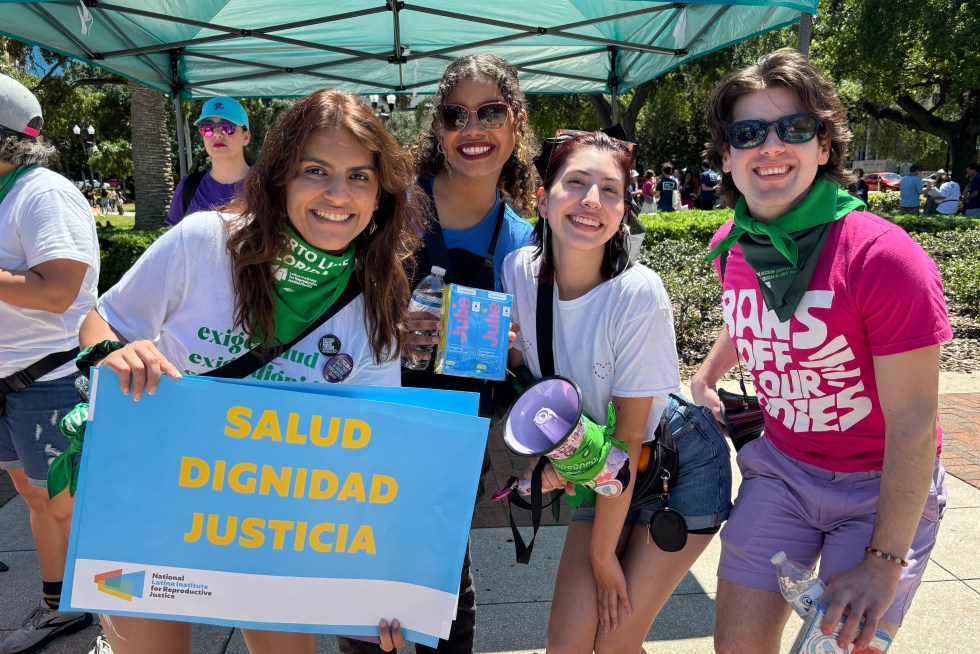 Fotografía del 13 de abril cedida por el Instituto Nacional para la Justicia Reproductiva de las Latinas (Latina Institute) de personas posando en un evento a favor del aborto en Miami (Estados Unidos). EFE/ Latina Institute